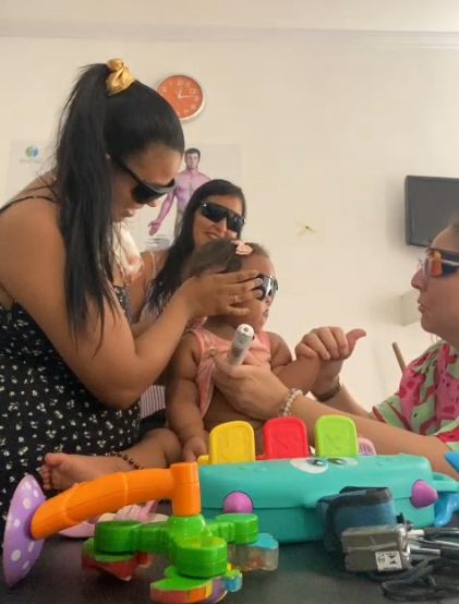 Sessão de laserterapia pediátrica com óculos de proteção